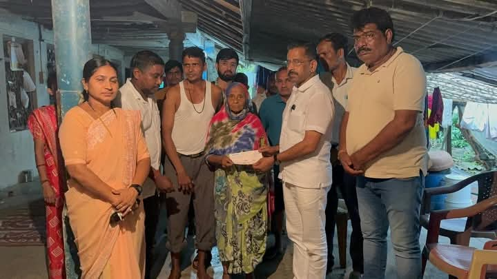 DDNewsGujarati's tweet photo. 🔸વલસાડના કપરાડાના પંડોર ગામે ભારે વરસાદમાં જીવ ગુમાવનાર મૃતકોના પરિવારજનોને ધારાસભ્ય જીતુ ચૌધરીના હસ્તે રૂ. 4-4 લાખની સહાય અર્પણ કરી સાંત્વના પાઠવવામાં આવી

#Valsad #Kaprada #GujaratUpdates https://t.co/3WUMbwUtsb