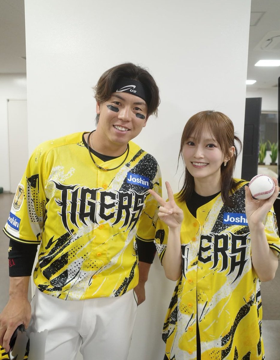 panamaunga0715's tweet photo. 梅野はわかるけど白井さんとのツーショットは白井さん私服なせいかアイドルイベントの撮影会っぽさが出てて草　＃山本彩 https://t.co/2U2x8xKTjk
