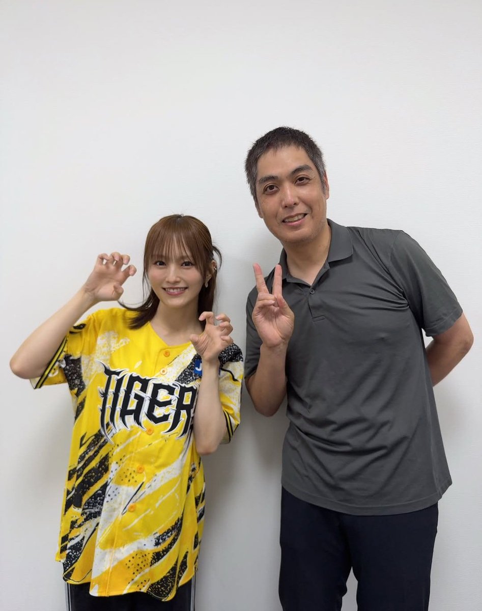 panamaunga0715's tweet photo. 梅野はわかるけど白井さんとのツーショットは白井さん私服なせいかアイドルイベントの撮影会っぽさが出てて草　＃山本彩 https://t.co/2U2x8xKTjk