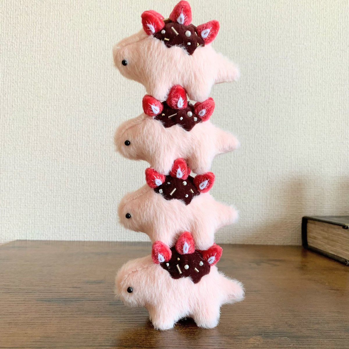 otogi_kobo's tweet photo. つみつみステゴサウルス🦕🦖

生クリーム🧁
苺🍓
苺チョコ🍓🍫
たこ焼き🐙
桜餅🌸
冬の子（白苺）🎀 https://t.co/8Azf8MoFHO