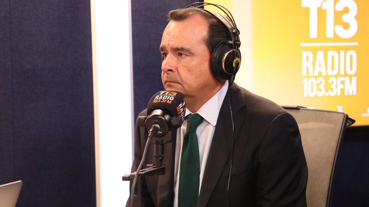 Tele13_Radio's tweet photo. 🎙️ “No es trabajar más, lo que necesitamos es distribuir mejor el trabajo a lo largo del año. Y este es un tema que están apoyando los mismos trabajadores”: Juan Manuel Mira, presidente de ChileAlimentos, y proyecto de adaptabilidad laboral.

En vivo en https://t.co/ElEeQ3tdYC https://t.co/SrvE2qh98J