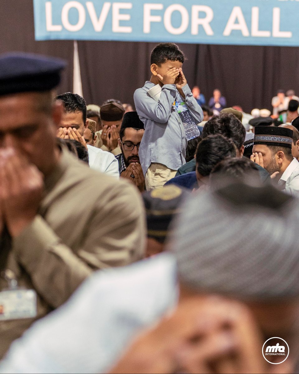 JalsaConnect's tweet photo. No prayer is ever too small. 🤲

From the youngest to the oldest, hearts turn to Allah.

May He accept every prayer made during these blessed days. Ameen.

#JalsaConnect #JalsaUK2026 #MTAi https://t.co/UCcyPqooUg