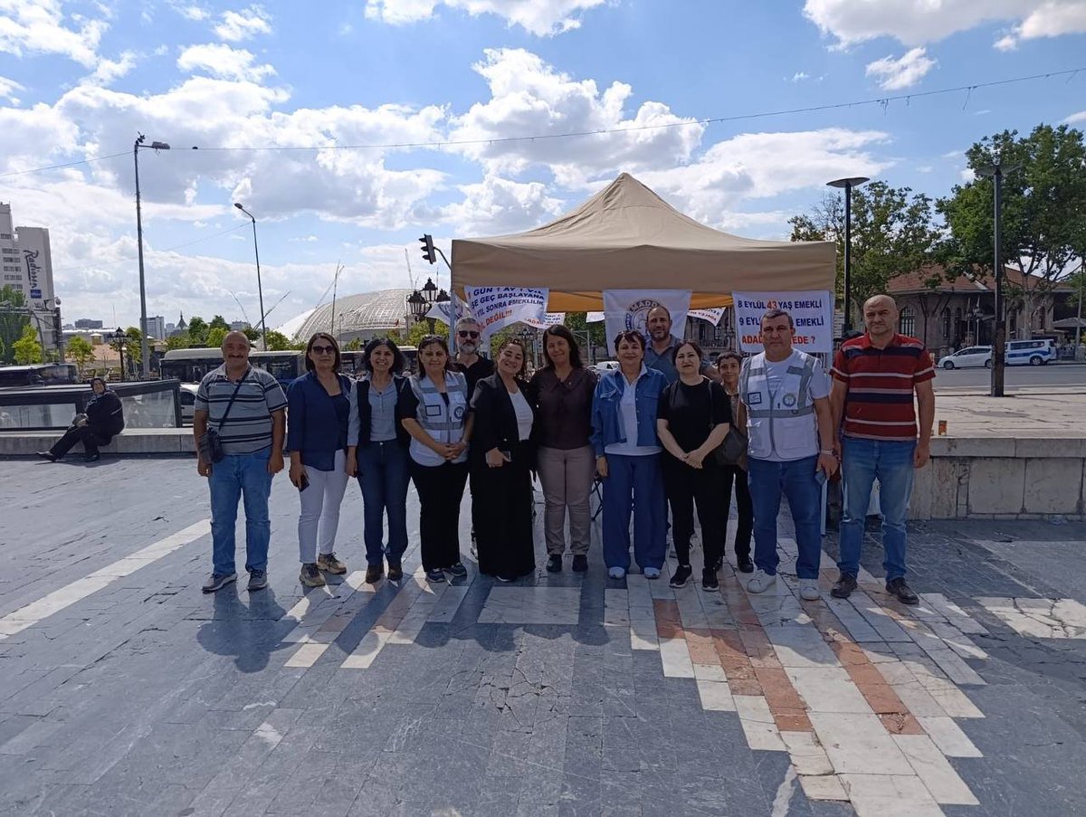 EmadDernegi's tweet photo. 📢 EMADDER ANKARA TEMSİLCİLİĞİ

🟠 YENİ YOL PARTİSİ & DEVA PARTİSİ

@devapartisi
@alibabacan
@devaankarada
@elcinguloren_
@ftmbsln
@sibelayaz382292

Ankara’da gerçekleştirdiğimiz stand ve broşür etkinliğimizi ziyaret ederek bizleri onurlandıran Yeni Yol Kurucular Kurulu Üyesi Sayın Fatma Beslen ile DEVA Partisi Ankara İl Başkan Yardımcısı Sayın Sibel Ayaz’a nazik ziyaretleri ve destekleri için teşekkür ediyoruz.

Kademeli emeklilik mücadelemize verilen her destek bizler için kıymetlidir. Adalet sağlanana kadar birlik ve dayanışma içerisinde mücadelemizi kararlılıkla sürdürmeye, milyonların sesi olmaya devam edeceğiz.

Emeklilikte Adalet Derneği

@devapartisi
@alibabacan
@avidrissahin
@sadullahkisacik
@emin_ekmen
@erginsadullah
@elifesendeva
@hasankaraltr
@avertugrulkaya
@drmedeniyilmaz
@zeynep_sudan
@KaracaSeyit

@EmadDernegi
@EMADDER_KADEME
#KademeSusmayacak