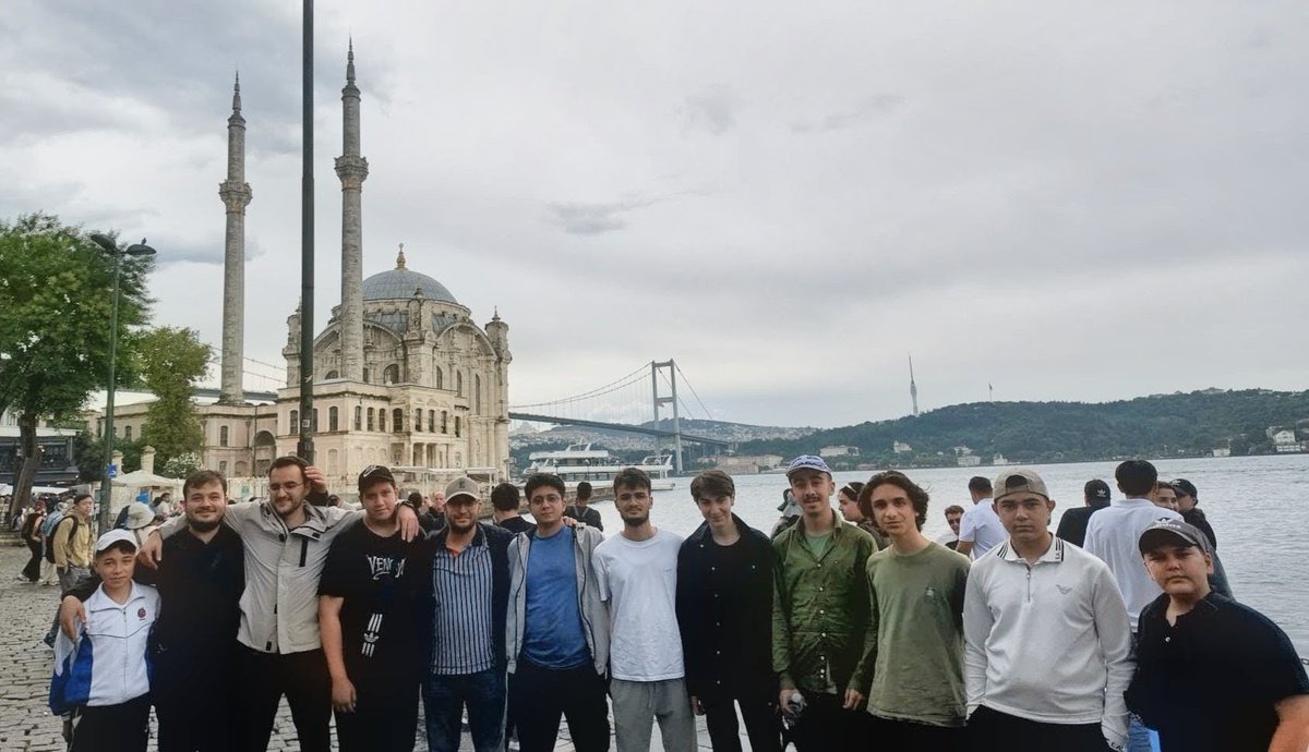 akmedrese's tweet photo. Akmedrese gençliği olarak kadim şehir İstanbul’un sokaklarındaydık! Birlikte tarihi soluduk, ufkumuzu açtık ve bolca anı biriktirdik. Bir yanımızda ecdadın mirası, diğer yanımızda geleceğe umutla bakan gençlerimiz... Birlikte yürüdüğümüz bu yolda, medeniyetimizin köklerine inerek derin bir tarih ve kültür şuurunu paylaştık. Yeni rotalarda ve yepyeni ufuklarda görüşmek üzere! 
#AkmedreseGençlik #İstanbul