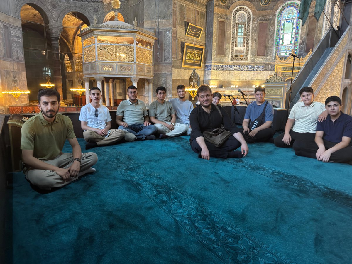 akmedrese's tweet photo. Akmedrese gençliği olarak kadim şehir İstanbul’un sokaklarındaydık! Birlikte tarihi soluduk, ufkumuzu açtık ve bolca anı biriktirdik. Bir yanımızda ecdadın mirası, diğer yanımızda geleceğe umutla bakan gençlerimiz... Birlikte yürüdüğümüz bu yolda, medeniyetimizin köklerine inerek derin bir tarih ve kültür şuurunu paylaştık. Yeni rotalarda ve yepyeni ufuklarda görüşmek üzere! 
#AkmedreseGençlik #İstanbul