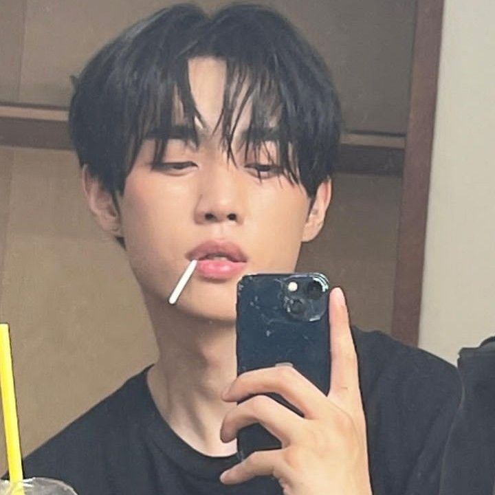 RuinedSunwoo's tweet photo. Today has been quite a tiring day for me. My back suddenly feels so weak, like all the energy just left my body. How’s your Monday going so far? https://t.co/SmVdkMUbra