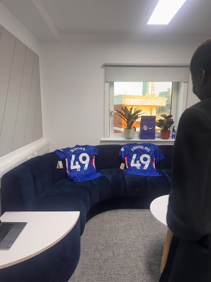 lnstantFoot's tweet photo. Finalement, il n'est pas si gentil que ça vu qu'il vient de dévoiler désormais les photos avec Chelsea ! 😭😭😭

(📸 @Romain_Molina) https://t.co/yROurVkUOA