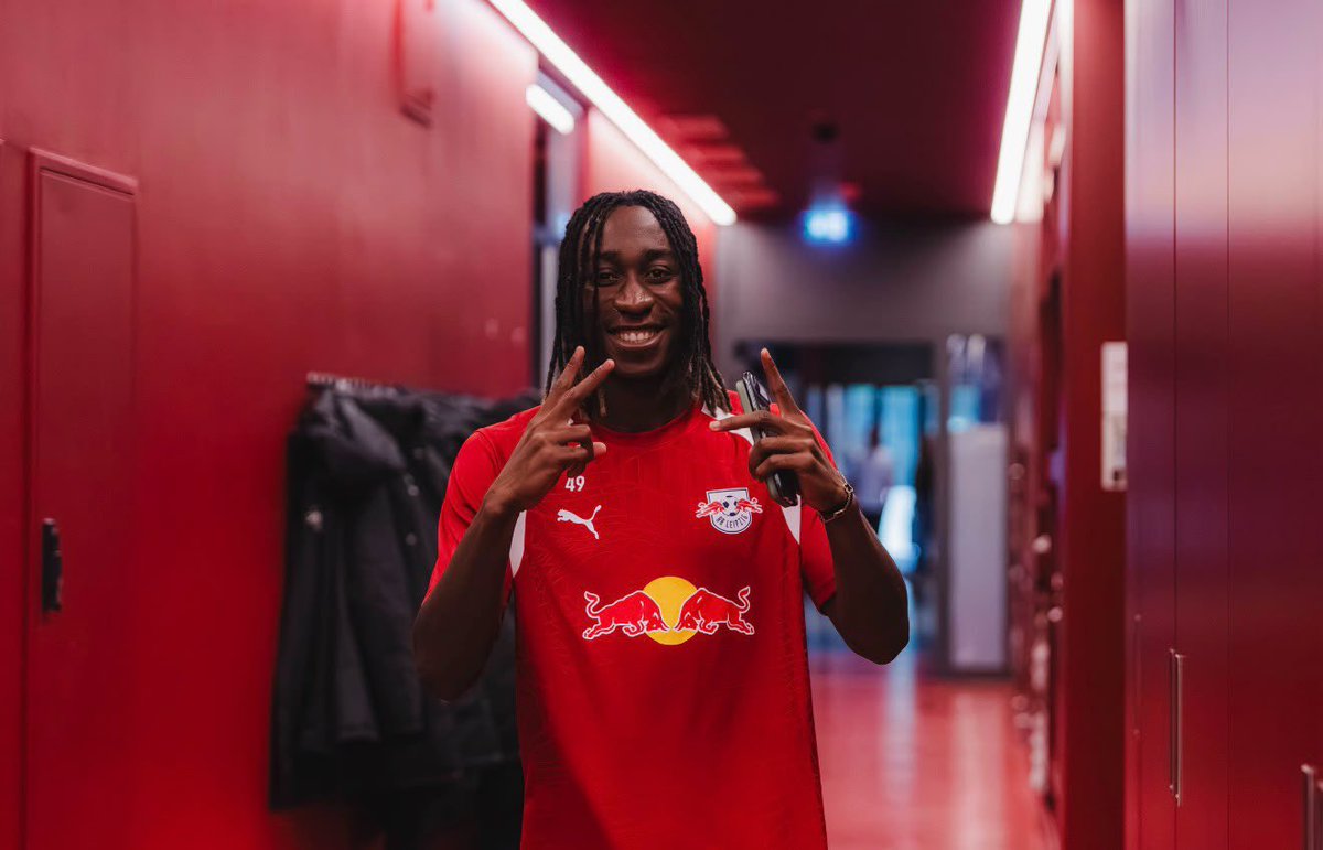 Plettigoal's tweet photo. 🚨📸 Yan Diomande is still at work with RB Leipzig today, waiting for the final agreement between Real Madrid and RB on what is planned to become a club-record sale.

Diomande is ready to undergo his medical with Real, but has not yet been given the green light to travel. Personal terms are 100 % agreed. 

©️@RBLeipzig 🇨🇮