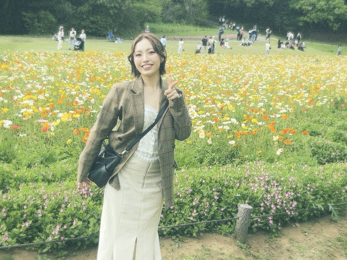 STARJETS_member's tweet photo. 週明け、本日もお疲れ様でした！
春先にポピーの花畑へ🌼
花言葉は、オレンジ色は「願いを叶えて」
黄色は「成功」 という意味があるそうです！
たくさんエネルギーをチャージすることができました！
皆さんのおすすめの癒しスポットがあればぜひ教えてください🪄︎︎

 #Kaho #starjets #千葉ジェッツ https://t.co/LATFQwhNo9