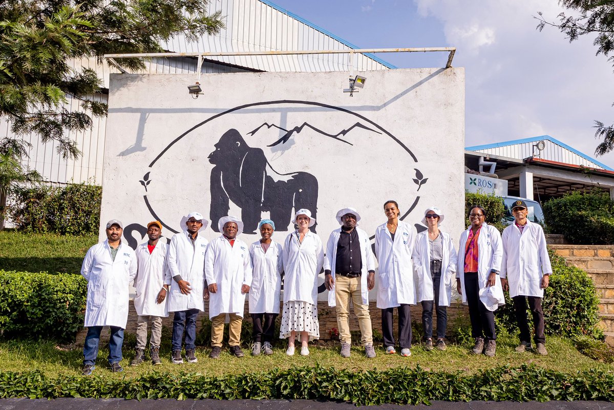 UKinRwanda's tweet photo. Great to visit Rugabano in @KarongiDistr.

£16.3m of UK investment in tea sector will:

🫖support 21k farmers

🍃create over 40k jobs

🍵attract over $135m in FDI

🚀deliver $30m annually to smallholder farmers.

We're boosting incomes&amp;transforming 🇷🇼tea sector.

#GoFarGoTogether https://t.co/I11JooNJt6