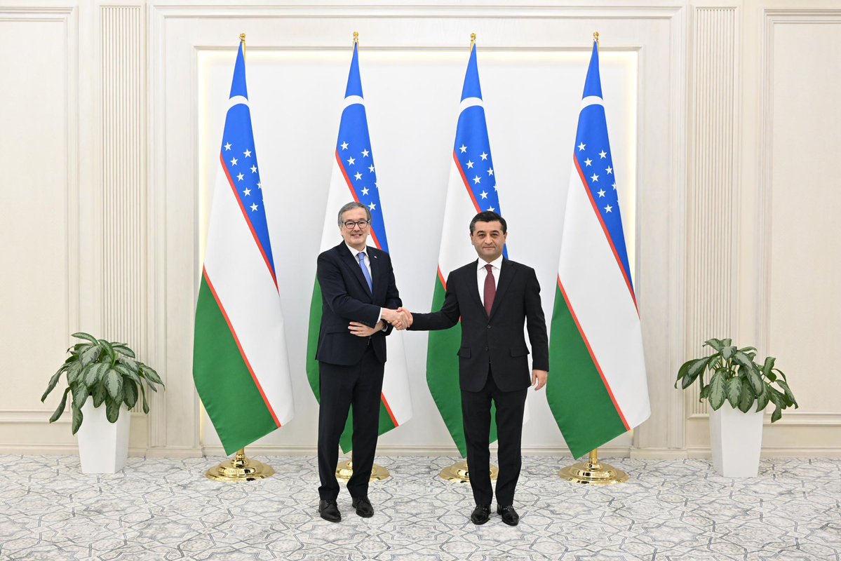 FM_Saidov's tweet photo. Received the credentials of H.E. Enrique Ignacio Ferrer Vieyra, appointed Ambassador Extraordinary and Plenipotentiary of the #Argentine Republic to the Republic of #Uzbekistan.

Today, it is particularly important to make more effective use of the existing potential of relations between our countries, intensify political dialogue, and strengthen institutional ties between our Ministries of Foreign Affairs.

We are committed to making trade and economic cooperation one of the key pillars of our bilateral relations.

Wished the Ambassador every success in carrying out his diplomatic mission in our country.
@ArgentinaMFA
@uzbekmfa
***
Argentina Respublikasining Oʻzbekiston Respublikasidagi Favqulodda va Muxtor Elchisi etib tayinlangan Enrike Ignasio Ferrer Viyeyra janoblaridan ishonch yorliqlarini qabul qildik.

Bugun mamlakatlarimiz oʻrtasidagi munosabatlarning mavjud salohiyatidan yanada samarali foydalanish, siyosiy muloqotni faollashtirish va tashqi ishlar vazirliklari oʻrtasidagi aloqalarni institutsional asosda mustahkamlash muhim ahamiyat kasb etmoqda.

Savdo-iqtisodiy hamkorlikni ikki tomonlama munosabatlarning asosiy ustunlaridan biriga aylantirish tarafdorimiz.

Elchi janoblariga mamlakatimizdagi diplomatik missiyasini amalga oshirishda ulkan muvaffaqiyatlar tiladik.