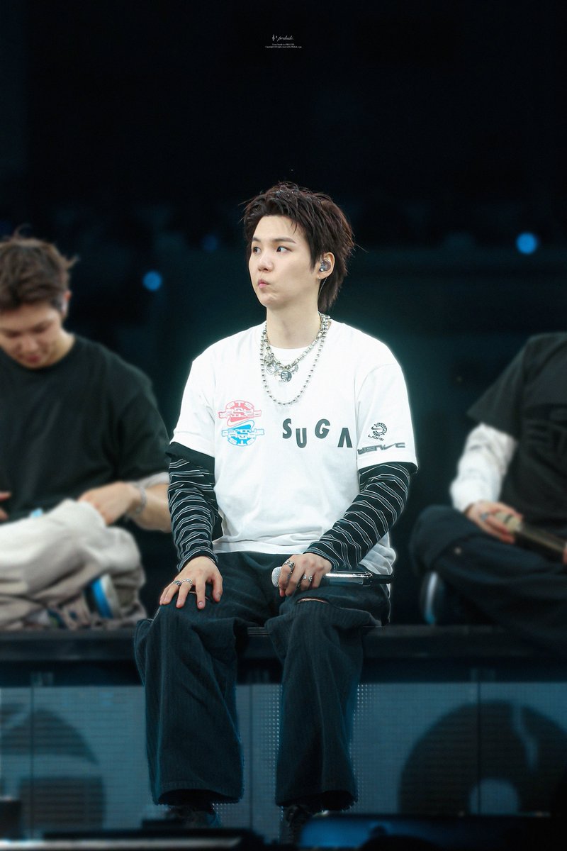 0613__yfeBTS's tweet photo. 何年経っても変わらないユンギさんの可愛い癖、また新しい一枚が追加されてしまった https://t.co/gZEruDS60A
