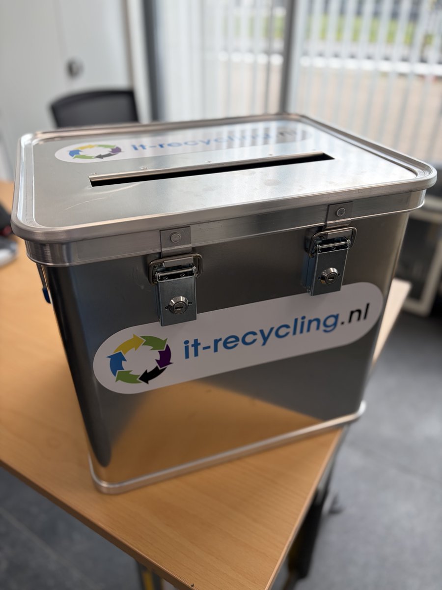 it_recycling's tweet photo. 𝑫𝒆 𝒈𝒓𝒐𝒐𝒕𝒔𝒕𝒆 𝒅𝒂𝒕𝒂𝒍𝒆𝒌-𝒓𝒊𝒔𝒊𝒄𝒐'𝒔 𝒛𝒊𝒕𝒕𝒆𝒏 𝒏𝒊𝒆𝒕 𝒊𝒏 𝒋𝒆 𝒏𝒆𝒕𝒘𝒆𝒓𝒌. 𝒁𝒆 𝒍𝒊𝒈𝒈𝒆𝒏 𝒊𝒏 𝒆𝒆𝒏 𝒍𝒂.

Elke organisatie kent ze: wachtend op "𝒆𝒆𝒏 𝒌𝒆𝒆𝒓 𝒐𝒑𝒓𝒖𝒊𝒎𝒆𝒏".

Waar bewaart jouw organisatie de afgeschreven datadragers? https://t.co/APlLgLUtoy
