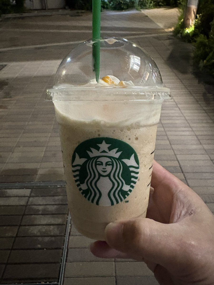 time_630's tweet photo. 仕事終わりの暑い中キャラメルフラペチーノうまうま😋 https://t.co/XSyFTlfKNS