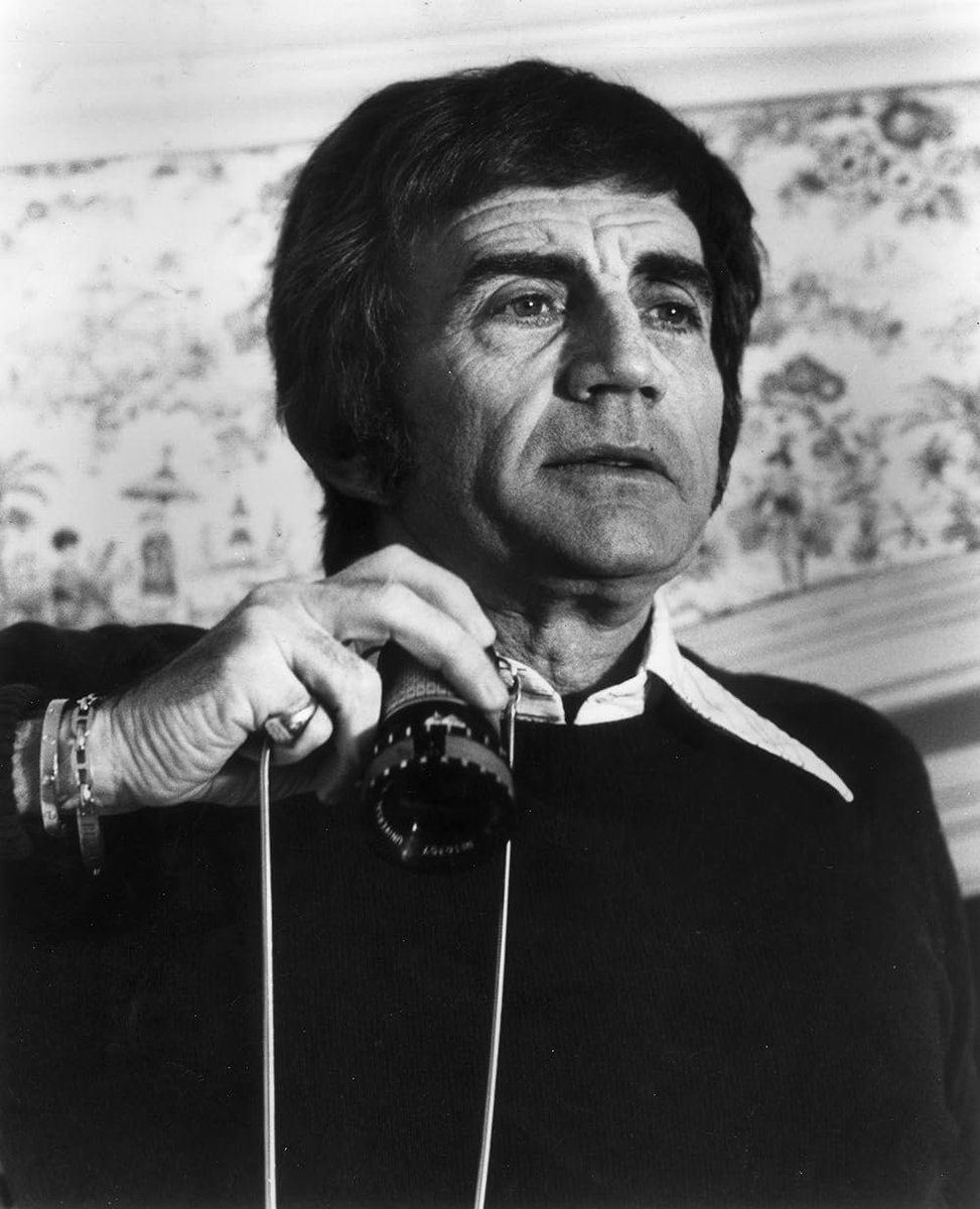 JuanmadelaPoza's tweet photo. Se han cumplido 104 años del nacimiento de #BlakeEdwards. Sus comienzos en el mundo del espectáculo fueron escribiendo guiones para la radio y actuando como extra en una veintena de películas, experiencia que le serviría para dar el salto a la televisión y al cine. https://t.co/gOaYhK1w4y