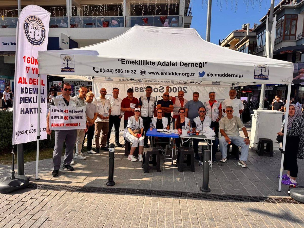 EmadDernegi's tweet photo. 📢 EMADDER İSTANBUL TEMSİLCİLİĞİ

🟠 İSTANBUL - ÜMRANİYE  STAND VE BROŞÜR ETKİNLİĞİ

26 Temmuz 2026 Pazar günü gerçekleştirdiğimiz stand ve broşür etkinliğimize katılım sağlayarak bizlere güç veren, emeğiyle, desteğiyle ve yüreğiyle mücadelemize omuz veren tüm gönüldaşlarımıza en içten teşekkürlerimizi sunuyoruz. 

İnandığımız yoldan vazgeçmeden, omuz omuza yürümeye ve milyonların sesi olmaya devam edeceğiz.

Emeklilikte Adalet Derneği 

@EmadDernegi
@EMADDER_KADEME
#KademeSusmayacak