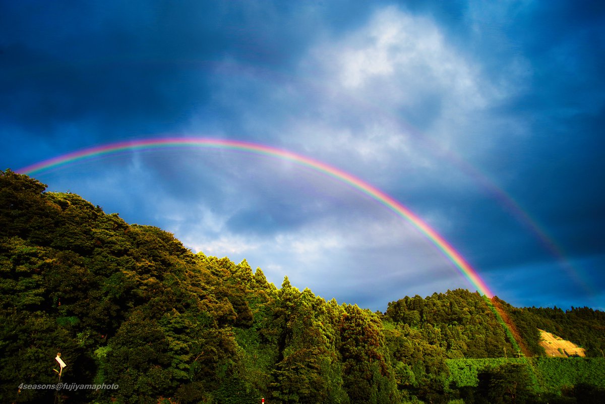 fujiyamaphoto's tweet photo. 今日の夕方の虹です🌈
山を越えた虹のふもとがすぐ近くまで来ていました。

#石川県　#能登半島 https://t.co/YmTIdgUadC