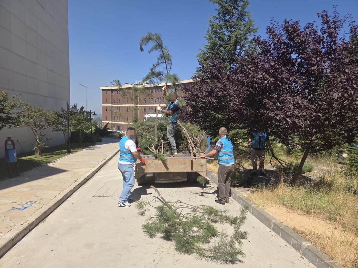 tokatdsm's tweet photo. Tokat Gaziosmanpaşa Üniversitesi ile imzalanan iş birliği protokolü kapsamında yükümlüler tarafından, Tokat Gaziosmanpaşa Üniversitesinde 27-31 Temmuz 2026 tarihleri arasında gerçekleştirilecek olan temizlik, bakım onarım ve çevre düzenleme faaliyetlerinin ilkine başlandı. https://t.co/weCS5V7nxm