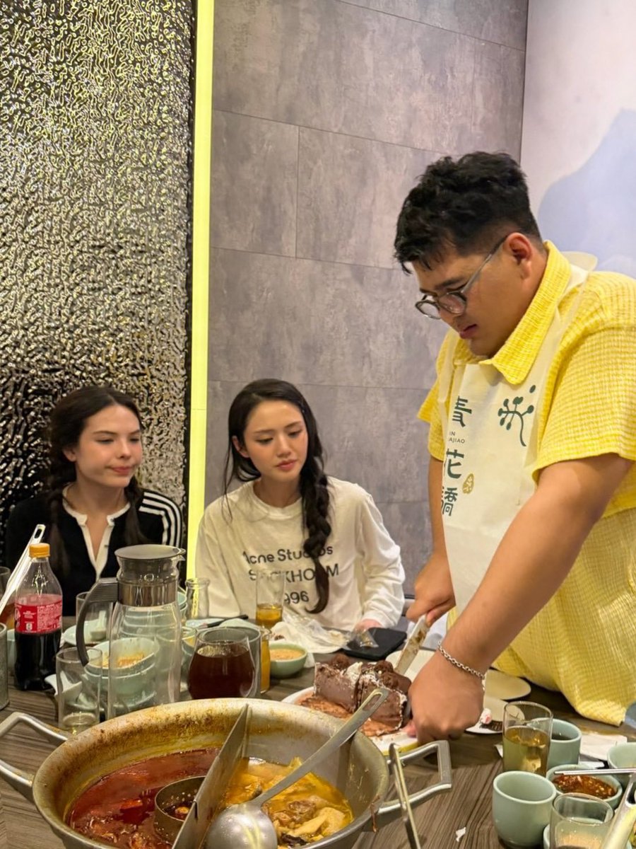lmsy_dino's tweet photo. POV: you got 2 kids hungry for cake 55555🤭

🐨🐰: Can we have it yet?👀
P'Binn: Waittt, I'm slicing it up, it's hard💨

#ลูกหมีซอนญ่า #LMSY https://t.co/NMabjFjh32