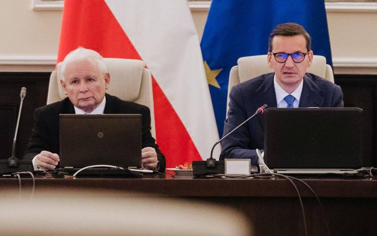 annabrylka's tweet photo. Zarówno @MorawieckiM , jak i @OficjalnyJK nie mają żadnego moralnego prawa pouczać kogokolwiek w sprawach suwerenności. To ich rząd zgodził się na KPO z mechanizmem „kamieni milowych”, oddając Komisji Europejskiej realny instrument nacisku na Polskę. Za obiecane miliardy euro zaakceptowano sytuację, w której Bruksela uzyskała wpływ na polskie sądownictwo, energetykę, rynek pracy i kolejne obszary polityki państwa. I sprzedano to w Polsce jako sukces, także w TVP Jacka Kurskiego!
To za rządów Morawieckiego i PiS-u Polska poparła unijne rozwiązania prowadzące do nowych obciążeń klimatycznych i fiskalnych, w tym rozszerzania systemu ETS oraz kolejnych danin wynikających z polityki klimatycznej UE. To ich rządy bez sprzeciwu zgadzały się na przekazywanie kolejnych kompetencji do Brukseli, jednocześnie opowiadając w kraju bajki o „twardej obronie suwerenności”.
To również za rządów PiS padły rekordy w wydawaniu zezwoleń pierwszych zezwoleń pobytowych dla cudzoziemców, Polska wydawała ich najwięcej w całej UE! Dziś ci sami politycy próbują przedstawiać się jako przeciwnicy masowej migracji, choć ich własna polityka doprowadziła do bezprecedensowej skali napływu obcokrajowców do Polski.
Morawiecki i PiS nie zatrzymali federalizacji Unii Europejskiej - przeciwnie, w wielu kluczowych momentach ją współtworzyli zgadzając się na wspólny dług i unijne podatki. Dzisiaj próbują przepisać historię i udawać, że nie ponoszą odpowiedzialności za KPO, kamienie milowe, rosnące koszty polityki klimatycznej i kolejne ustępstwa wobec Brukseli. Polacy pamiętają, kto składał podpisy i kto ponosi za nie polityczną odpowiedzialność.
Obie strony mają rację - obie źle przysłużyły się Polsce!