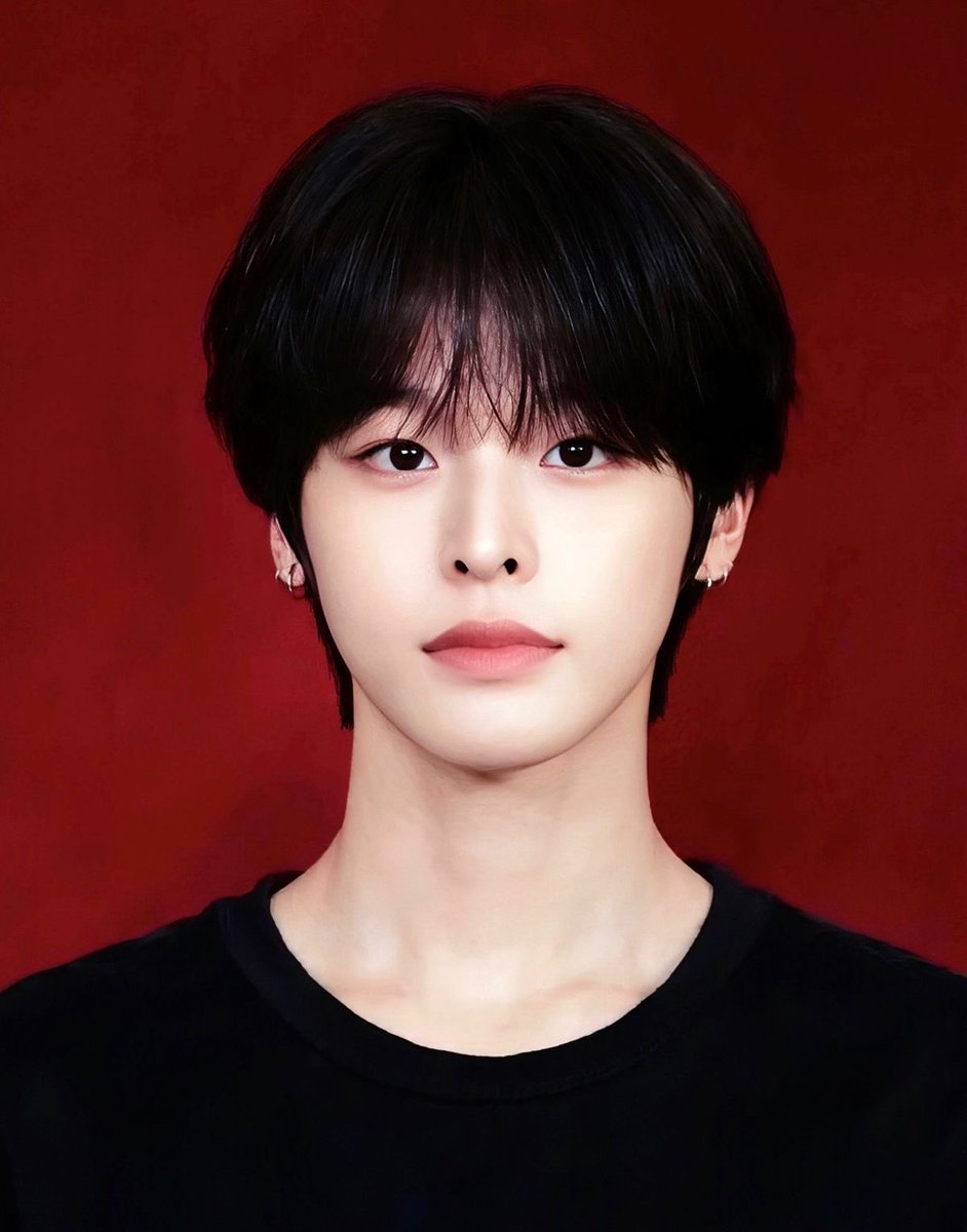 y3kiru's tweet photo. 빨간배경 하나 흰배경 하나♥︎ https://t.co/56yTFa9zHg