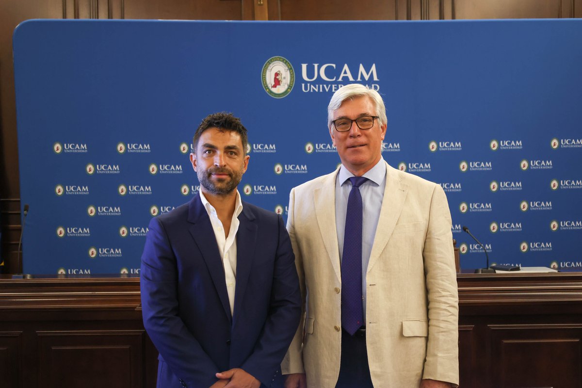UCAM_Investiga's tweet photo. 🇮🇹🎓 La @UCAM cuenta con dos nuevos doctores italianos: Rocco Perrotta, cuya tesis ha analizado los parámetros técnicos, tácticos y de movimiento en partidos oficiales de la Serie A, y Claudio Di Brigida, que ha investigado la influencia de FluiWalk, una herramienta de entrenamiento, sobre los parámetros de la marcha. Enhorabuena a ambos por sus investigaciones en el panorama deportivo.