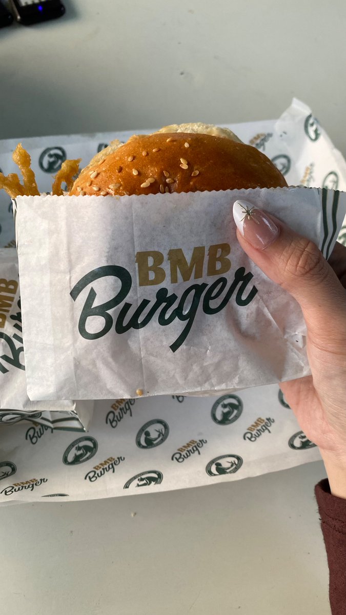anotherpisce's tweet photo. 8/10 burgernya enakkkk bgtt but gue gasuka mac&amp;chessenya tp 10/10 rating from mybf for mac&amp;chessee https://t.co/GIFW6UtVzx
