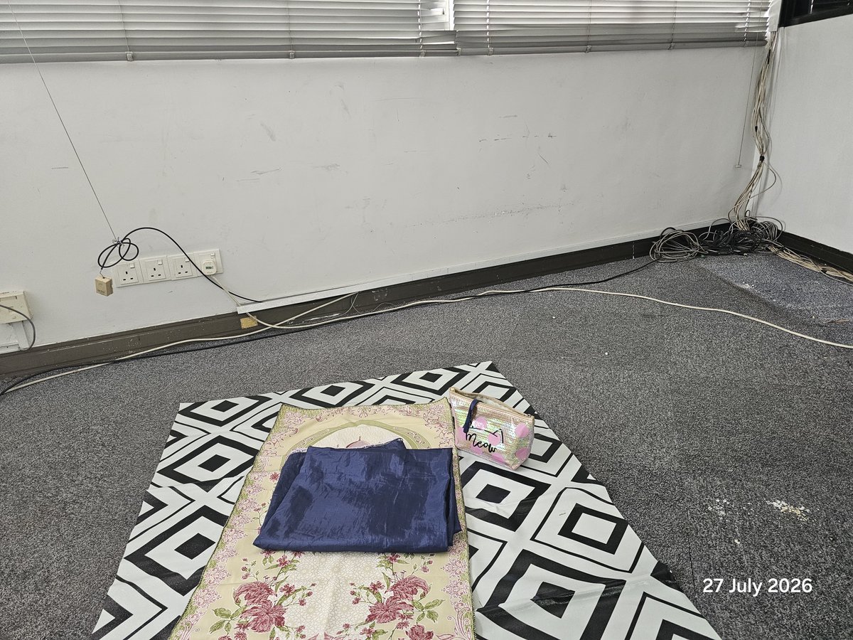 Jajateritory's tweet photo. Alhamdulillah masih ada ruang untuk solat dengan tenang dalam ofis. Nikmat yang paling nikmat untuk Si Jaja. Padahal behabuk berabis sbb ofis mw renovate jd hotel 🤣 https://t.co/mdfUyNiCHB