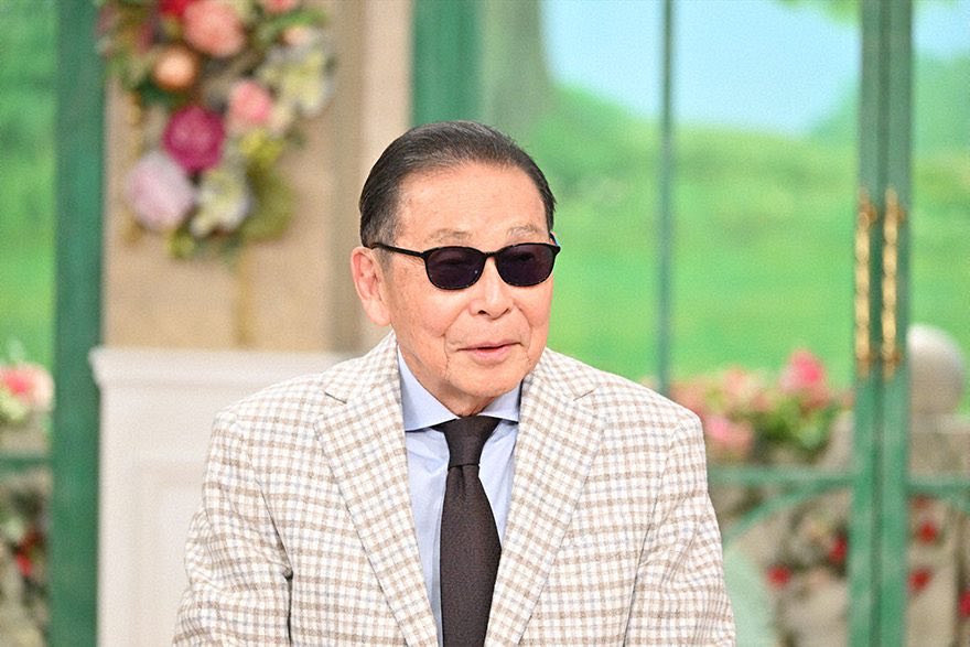 geinouepi's tweet photo. 【タモリが「終活中なんだよ」と言い始めた理由】
タモリの妻は2歳年上だ。
出会いは生命保険会社。
タモリが芸能界に入る前に勤めていた会社の先輩だった。

芸能界でほとんど表に出ることはなかった。

でも毎朝5時半に起きて家事をこなし、
タモリが「笑っていいとも！」に32年間一度も遅刻しなかったのは、妻のおかげだと言われている。

2014年3月、「笑っていいとも！」が終了した。
その裏に妻の体調異変があったと報���られた。
「妻のために生きる」
タモリはそう語っていた。

2018年。
妻の出身地・福岡県うきは市のふるさと大使に就任した。

2023年。
「タモリ倶楽部」が40年半の歴史に幕を閉じた。

その��から、タモリは親しい知人にこう明かすようになった。
「いま終活中なんだよ」

妻の介護をしながら、家事をこなす日々が続いている。
40年以上、表に出ずにタモリを支え続けた女性がいる。

その人のために、タモリは「終活」という言葉を選んだ。