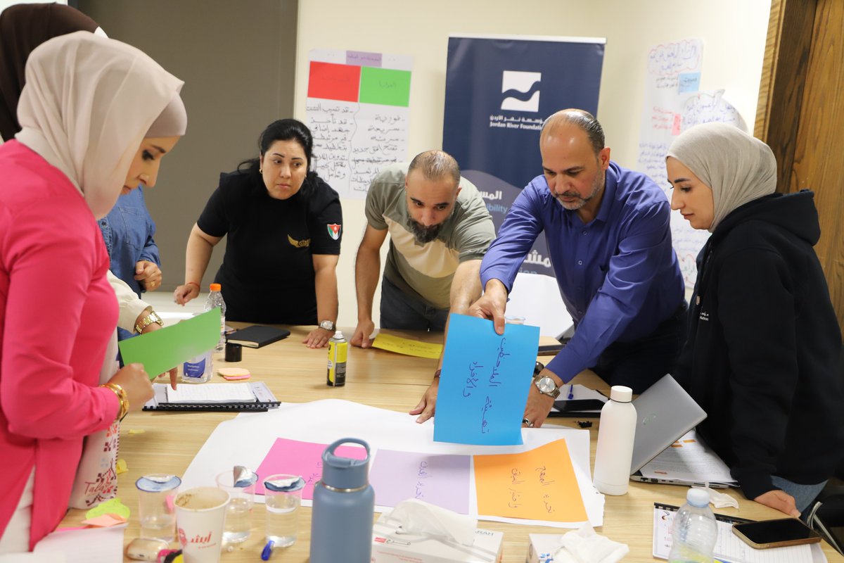 jordanriverfdn's tweet photo. نفّذت مؤسسة نهر الأردن برنامجاً متخصصاً في التوجيه والإرشاد المهني، بإشراف هيئة الاعتماد وضمان الجودة، ضمن مشروع «تعزيز الاعتماد على الذات للاجئين السوريين والمجتمعات الأردنية المضيفة» المموّل من RDPP III، واختُتم بمنح المتدربين تأهيلاً لمزاولة ��هنة مرشد مهني.
#rdppme https://t.co/RPJm56w4pN