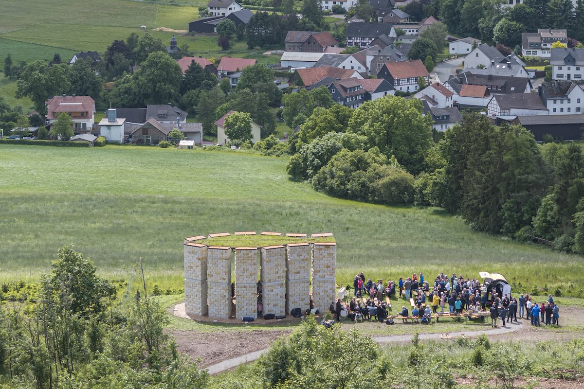 Architizer's tweet photo. #ProjectOfTheDay: Open Chapel by Christoph Hesse Architects
Twelve sandstone pillars form an open chapel whose interior is shaped like two protective hands.
📍Hillershausen, Korbach, Germany
Details: https://t.co/xpG28MjRqF https://t.co/BYwVbYCOpI