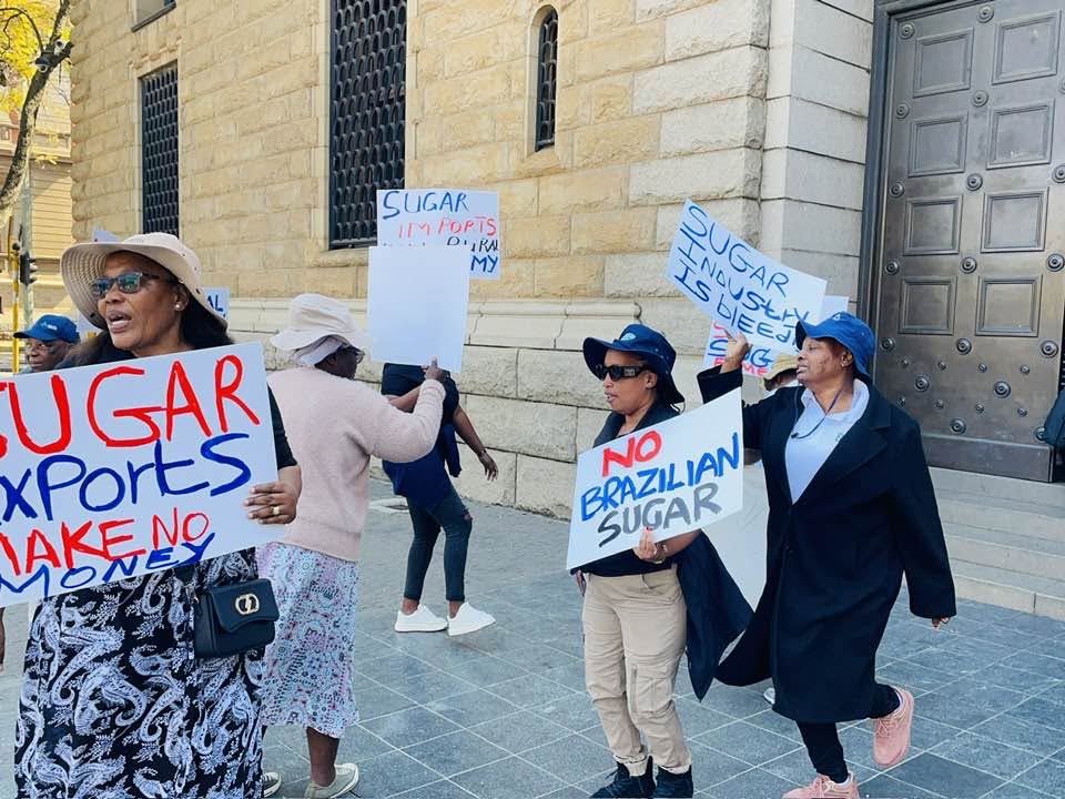 SAFDA_farmers's tweet photo. Sugarcane farmers from KwaZulu-Natal and Mpumalanga have gathered outside the offices of the National Treasury, calling for the urgent gazetting of the revised import tariff.
#GazetteTheDBRP #SaveOurSugarIndustry #ProtectLocalSugar #StandWithFarmers #SAFDA https://t.co/HL12HBswsS
