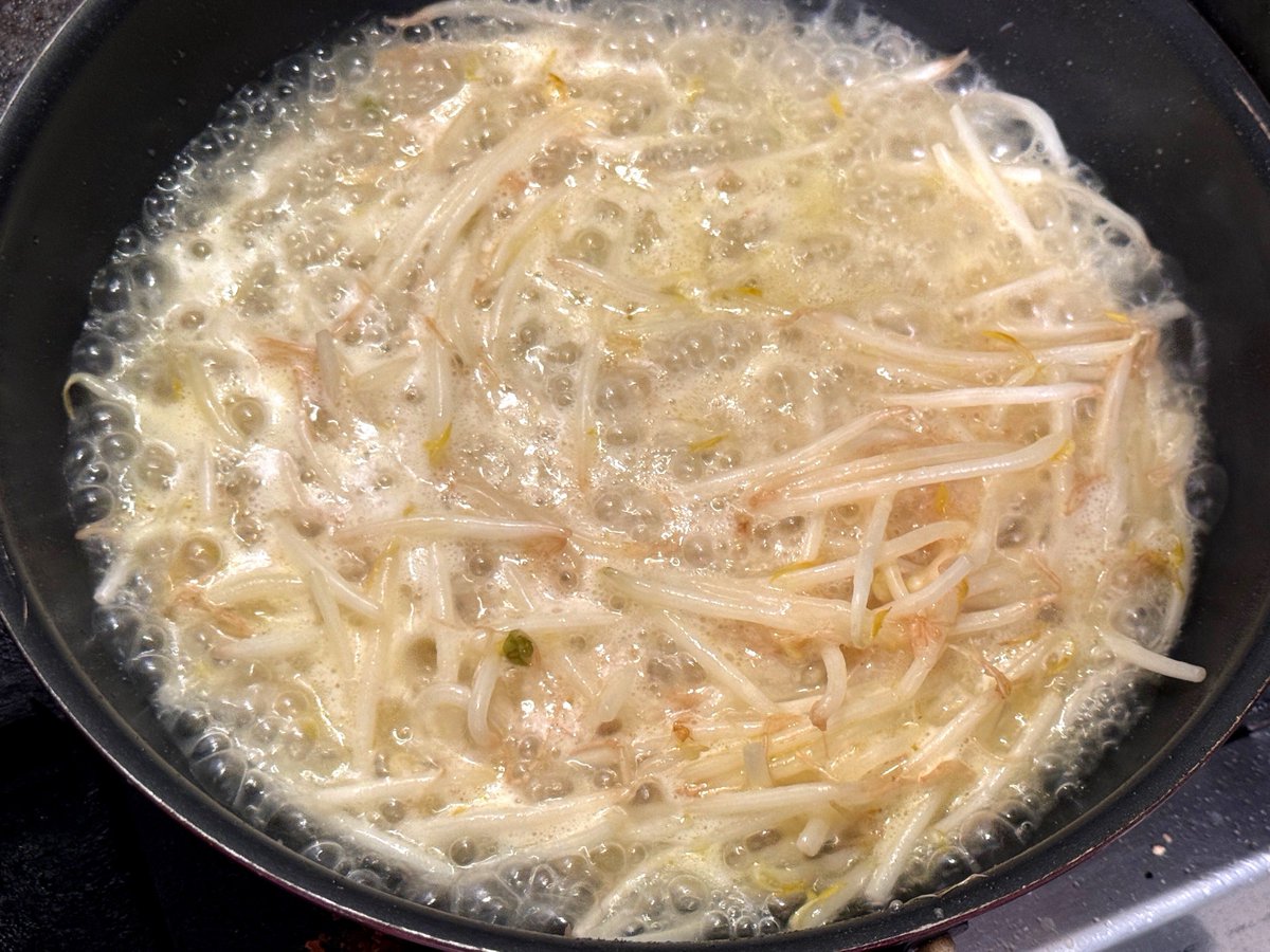 h_gashiyama's tweet photo. 元ラーメン屋のわいが教える、マジでお店レベルな＂鶏白湯もやしタンメン＂

タンメンって、実は超チート技術
もやしをザッ！と炒め、ガッ！とスープを入れて、サクッ！と煮る

・グルーヴ感ある香ばしさ
・もやしのうまみ
を全てスープに反映させる最高の技

PR  味の素KK  「鶏白湯スープ」

そして、「味の素KK 鶏白湯スープ」こいつがすごい…

お湯に溶かすだけで鶏白湯特有の『トロッ』と感がめっちゃ出る！
このトロミにより、スープが麺に絡みまくりの超濃厚な味わいになる！

マジでお店レベルだから、絶対試して
てことで、以下レシピ↓

<材料>
◆スープ
水…300cc
「味の素KK 鶏白湯スープ」…小さじ5
おろしニンニク…小さじ1
◆具材＆麺
油大さじ…１
もやし…1袋
中華麺…1玉

〈作り方〉
①耐熱容器に◆スープの材料をすべて加えて電子レンジ600Wで3分加熱
②もやしを袋ごと電子レンジ600Wで1分加熱
③麺を茹でる
④フライパンを強火に加熱し、油を入れ、②のもやしをサッと炒める
⑤20秒ほど炒めたら、①を入れて、沸騰させ20秒ほど煮る
⑥丼に茹でた麺、スープ＆もやしを乗せたら完成！

最大限に簡単＆シンプルにバリバリにチューンナップした！
慣れれば5分で作れる！

だけど、すんごいから
すんごいうまいから
元ラーメン屋のプライドにかけて、うまさを絶対保証する