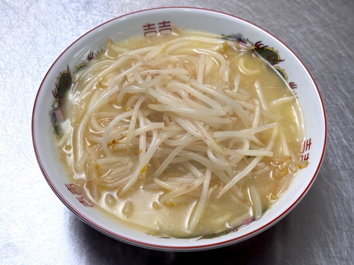 h_gashiyama's tweet photo. 元ラーメン屋のわいが教える、マジでお店レベルな＂鶏白湯もやしタンメン＂

タンメンって、実は超チート技術
もやしをザッ！と炒め、ガッ！とスープを入れて、サクッ！と煮る

・グルーヴ感ある香ばしさ
・もやしのうまみ
を全てスープに反映させる最高の技

PR  味の素KK  「鶏白湯スープ」

そして、「味の素KK 鶏白湯スープ」こいつがすごい…

お湯に溶かすだけで鶏白湯特有の『トロッ』と感がめっちゃ出る！
このトロミにより、スープが麺に絡みまくりの超濃厚な味わいになる！

マジでお店レベルだから、絶対試して
てことで、以下レシピ↓

<材料>
◆スープ
水…300cc
「味の素KK 鶏白湯スープ」…小さじ5
おろしニンニク…小さじ1
◆具材＆麺
油大さじ…１
もやし…1袋
中華麺…1玉

〈作り方〉
①耐熱容器に◆スープの材料をすべて加えて電子レンジ600Wで3分加熱
②もやしを袋ごと電子レンジ600Wで1分加熱
③麺を茹でる
④フライパンを強火に加熱し、油を入れ、②のもやしをサッと炒める
⑤20秒ほど炒めたら、①を入れて、沸騰させ20秒ほど煮る
⑥丼に茹でた麺、スープ＆もやしを乗せたら完成！

最大限に簡単＆シンプルにバリバリにチューンナップした！
慣れれば5分で作れる！

だけど、すんごいから
すんごいうまいから
元ラーメン屋のプライドにかけて、うまさを絶対保証する