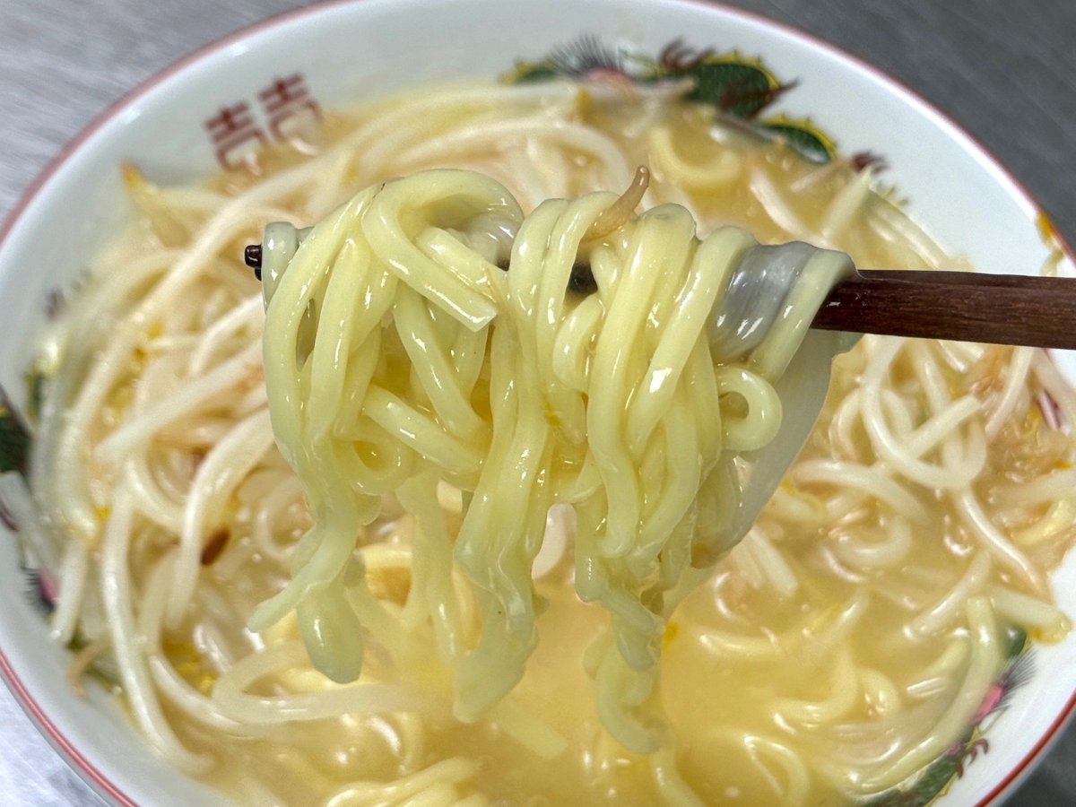 h_gashiyama's tweet photo. 元ラーメン屋のわいが教える、マジでお店レベルな＂鶏白湯もやしタンメン＂

タンメンって、実は超チート技術
もやしをザッ！と炒め、ガッ！とスープを入れて、サクッ！と煮る

・グルーヴ感ある香ばしさ
・もやしのうまみ
を全てスープに反映させる最高の技

PR  味の素KK  「鶏白湯スープ」

そして、「味の素KK 鶏白湯スープ」こいつがすごい…

お湯に溶かすだけで鶏白湯特有の『トロッ』と感がめっちゃ出る！
このトロミにより、スープが麺に絡みまくりの超濃厚な味わいになる！

マジでお店レベルだから、絶対試して
てことで、以下レシピ↓

<材料>
◆スープ
水…300cc
「味の素KK 鶏白湯スープ」…小さじ5
おろしニンニク…小さじ1
◆具材＆麺
油大さじ…１
もやし…1袋
中華麺…1玉

〈作り方〉
①耐熱容器に◆スープの材料をすべて加えて電子レンジ600Wで3分加熱
②もやしを袋ごと電子レンジ600Wで1分加熱
③麺を茹でる
④フライパンを強火に加熱し、油を入れ、②のもやしをサッと炒める
⑤20秒ほど炒めたら、①を入れて、沸騰させ20秒ほど煮る
⑥丼に茹でた麺、スープ＆もやしを乗せたら完成！

最大限に簡単＆シンプルにバリバリにチューンナップした！
慣れれば5分で作れる！

だけど、すんごいから
すんごいうまいから
元ラーメン屋のプライドにかけて、うまさを絶対保証する