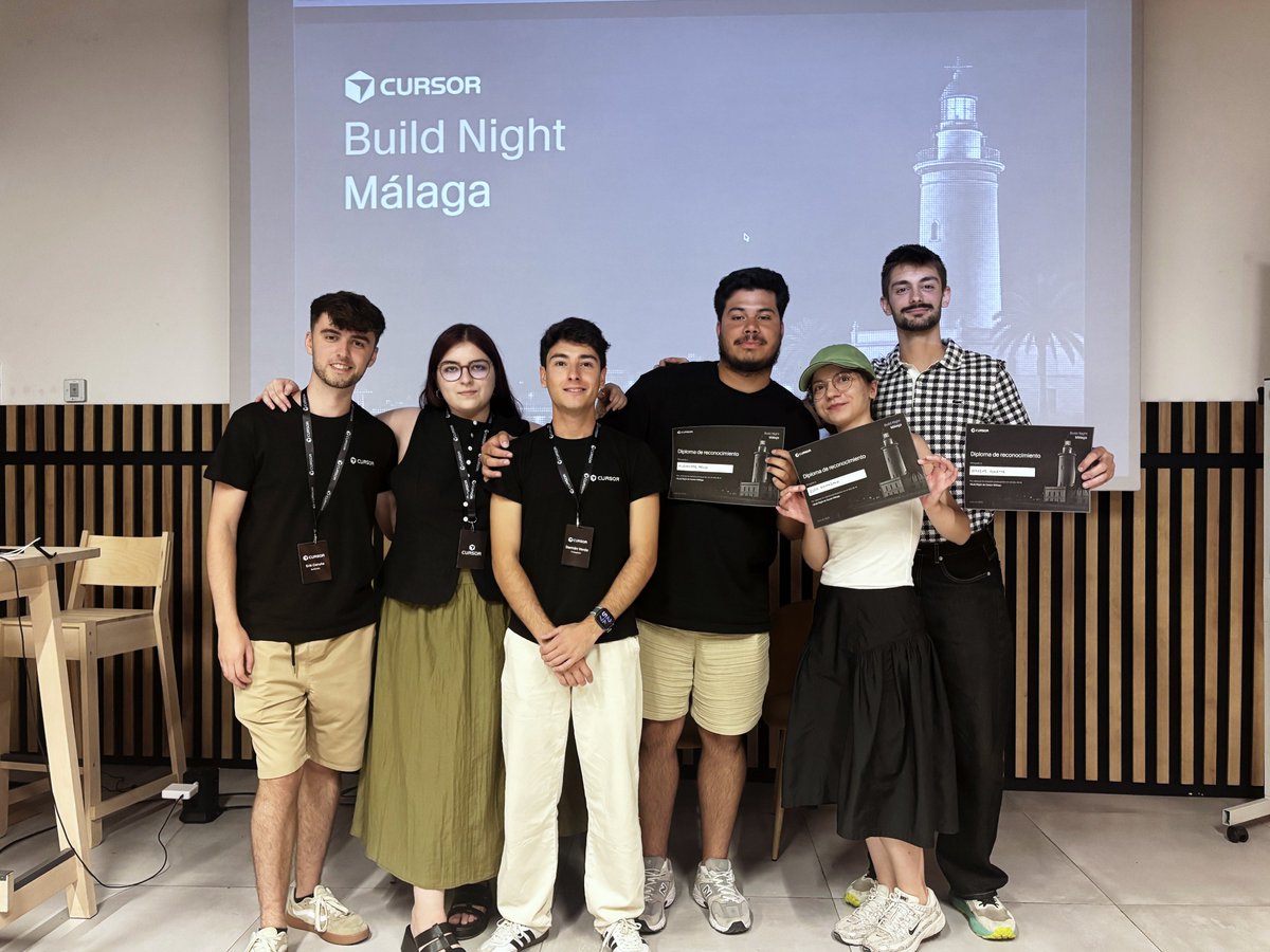 damiverdev's tweet photo. El jueves dimos a 16 equipos 105 minutos para arreglar el tráfico de una ciudad.

Hubo código, mapas ocultos, un leaderboard y semáforos tomando decisiones cuestionables.

Gracias por venir a construir con @cursor_ai en Málaga. El tráfico no sobrevivió, pero repetiremos. https://t.co/V1ZLdjFWQ9