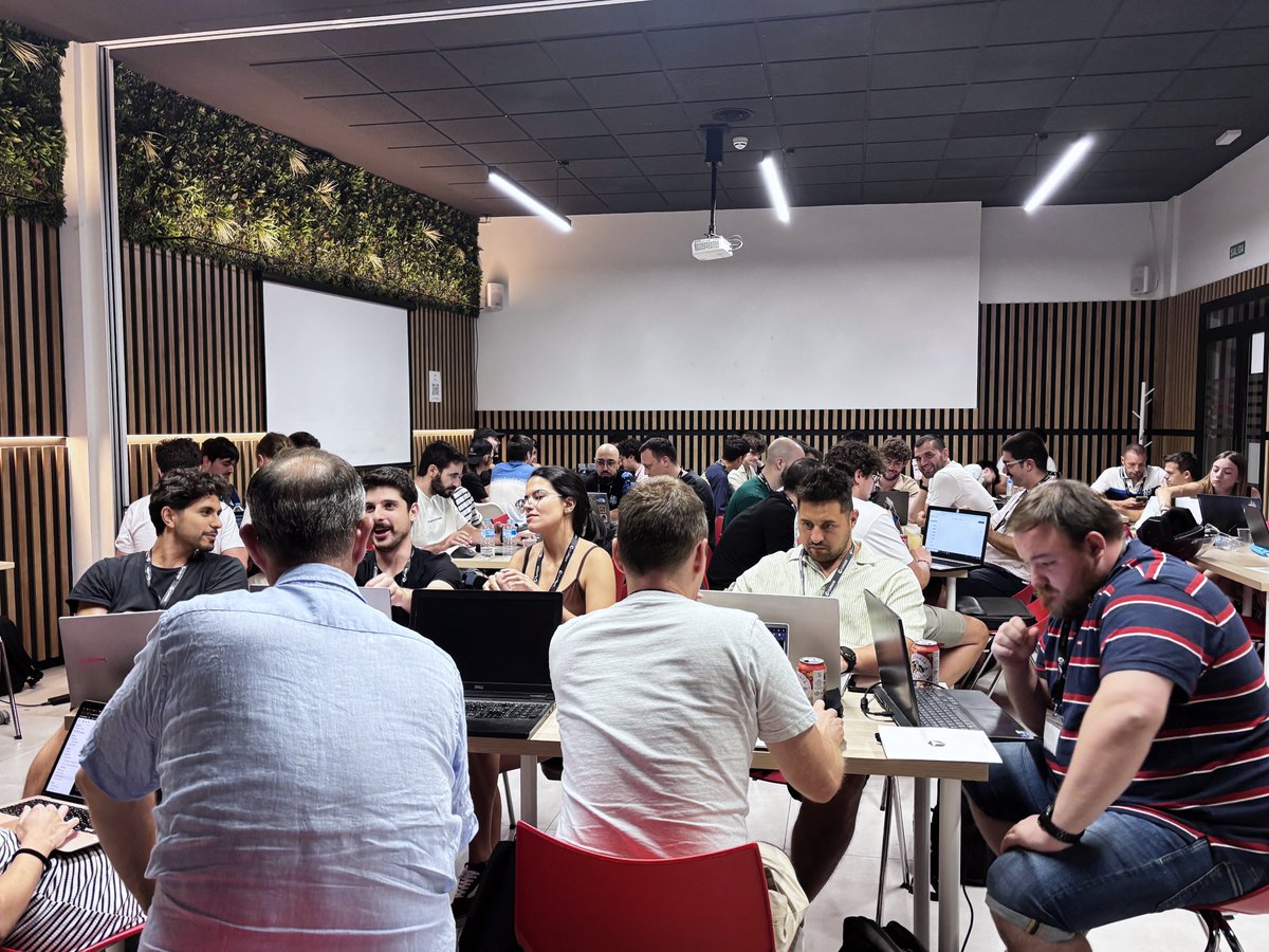 damiverdev's tweet photo. El jueves dimos a 16 equipos 105 minutos para arreglar el tráfico de una ciudad.

Hubo código, mapas ocultos, un leaderboard y semáforos tomando decisiones cuestionables.

Gracias por venir a construir con @cursor_ai en Málaga. El tráfico no sobrevivió, pero repetiremos. https://t.co/V1ZLdjFWQ9