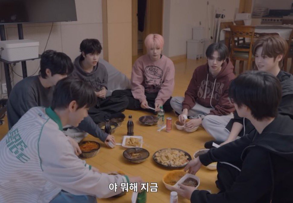ehaemx's tweet photo. 헐… 저번 숙소도 이사 온 첫날 바닥에 다 같이 앉아서 짜장면 먹었는데 이번에도 똑같음… 이런 거 왤캐좋지 https://t.co/qfHC73IohP