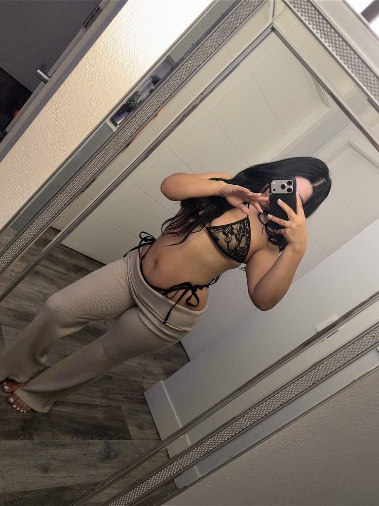 tinyveeel's tweet photo. Still doing FaceTime calls hmu if you interested daddy💦💧🍆😩https://t.co/6ssUvxbo9Q https://t.co/9DSrEsXkir