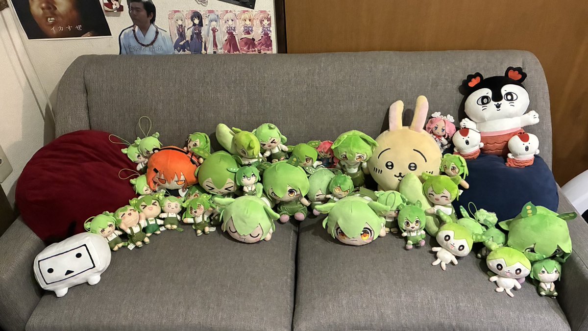 Dempa_exe's tweet photo. 【悲報】ぬいぐるみ置くスペース、限界 https://t.co/2yBUks8cdQ