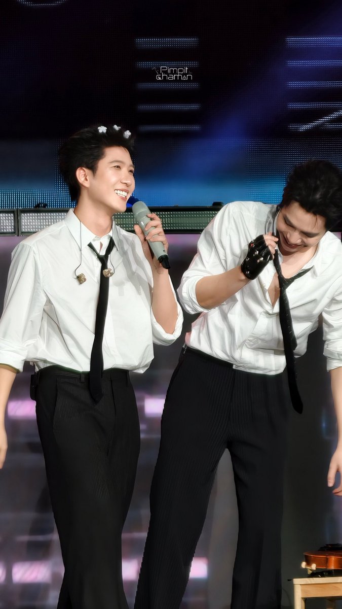 pimpitchamon's tweet photo. ✨โพสต์นี้ขอพูดถึงเครื่องแต่งกาย ของเฟิร์สข้าวตังในโชว์นี้สักหน่อย✨
เป็นการแต่งกายที่เรียบง่าย แต่นี่รู้สึกถึงความสบายใจ ฟีลแบบ ชวนเพื่อนนั่งชิลล์ด้วยกันหลังเลิกงาน ก่อนที่จะแยกย้ายกันกลับบ้าน พอให้คืนนี้นอนหลับได้ง่ายๆ ,,นั่งไปคุยไป มือก็ปลดเครื่องแบบที่เป็นสัญลักษณ์ของหน้าที่การงานออกไป เหมือนปล่อยวางความเหนื่อยล้า จากการที่ต้องแบกรับหน้าที่ความรับผิดชอบตลอดทั้งวัน “ปลดและคลายมันออกไป” เหลือเพียงคนๆ นึงที่กำลังคุยสัพเพเหระกับเพื่อนสนิท ใช่เลยอ่ะ เหมือนเห็นตัวเองตอนเลิกงานจริงๆ 🤓

และที่สำคัญ คำว่า ”เบาๆ หลังเลิกงาน /พรุ่งนี้ต้องตื่นเช้า,, กับเพื่อนสนิท คือไม่มีอยู่จริง“🥹

#FFFPartyConcert2026