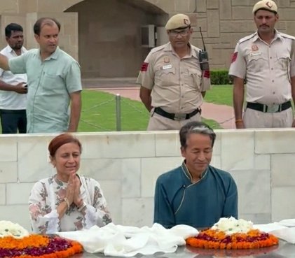 KraantiKumar's tweet photo. सोनम वांगचुक और गीतांजलि अंगमो बेनकाब हो चुके हैं.

लक्ज़री अस्पताल मेदांता से डिस्चार्ज होने के बाद सोनम वांगचुक और उनकी पत्नी राजघाट जाकर गांधी जी को श्रद्धांजलि अर्पित की.

सोनम वांगचुक ने कहा अब वो पहाड़ों की ओर वापस लौट जाएंगे. लद्दाख बौद्ध भूमि है. सोनम वांगचुक और उनकी पत्नी बौद्ध हैं. 

बौद्ध अनुयायी होते भी गीतांजलि अंगमो का झुकाव हिंदूवादी संगठनों की ओर है. सुब्रमण्यम स्वामी के यूट्यूब चैनल पर बात करते हुए गीतांजलि अंगमो ने कहा था

संविधान से सेक्यूलर शब्द हटा देना चाहिए. संस्कृत भाषा को राष्ट्रीय भाषा का दर्जा देने की मांग कर रही हैं. और आर्यन इन्वेजन थ्योरी को नकार रही हैं. किसी को भी नायक बनाने से पहले उस व्यक्ति की विचारधारा वेरीफाई करना जरूरी है.