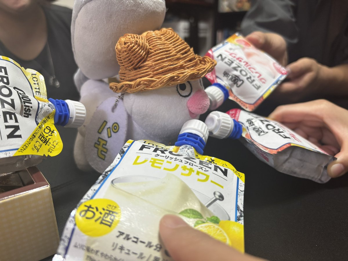 mon_taaaa's tweet photo. お酒のアイスをみんなにもらって困惑パモスケ🐻‍❄️
ひとつをゆっくり飲めて美味しかったね☺️
#パモスケと一緒 https://t.co/Yi5o8Nk6XX