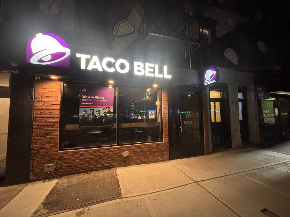 Stabster_'s tweet photo. #TacoBell 1st avenue, 18th street.
Thus employee poured a bag of cheese all over the ground as if NYC doesn’t have enough rats https://t.co/Qrc38X4ZtX