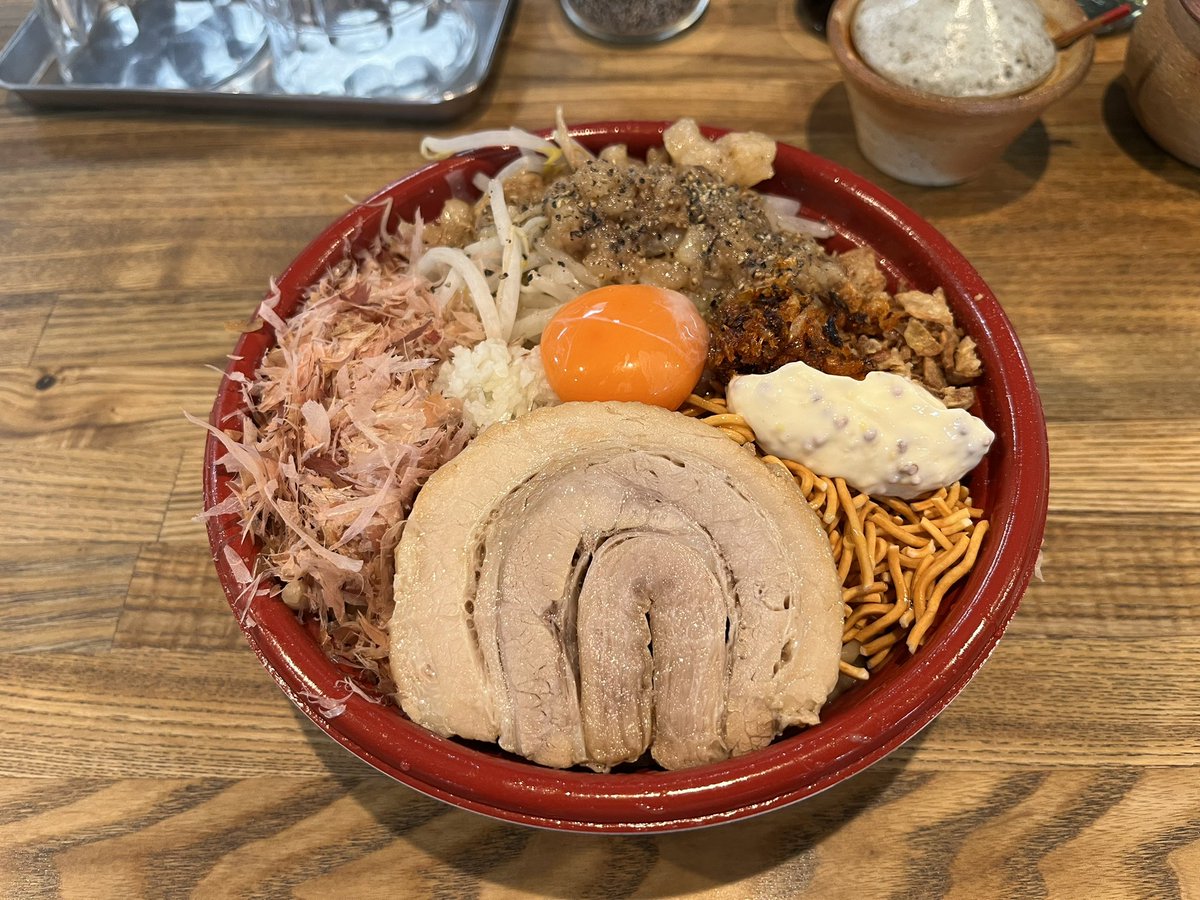 tomesuke051's tweet photo. YOKOKURA STOREHOUSE さんへ訪麺👌

月曜日からまぜそば🍜eat in🌃

久々のヨコクラまぜそば🤤今日のゴワムチ麺はやや硬めの茹で具合だがベストマッチ⤴️カエシの濃さが丁度良く丁寧なまぜそばって感じでピリ辛の具材も良いアクセント🤩アブラもチャーシューも🐴🐴美味い逸杯に感謝😋ごちそうさまでした https://t.co/CIyERv6SVX