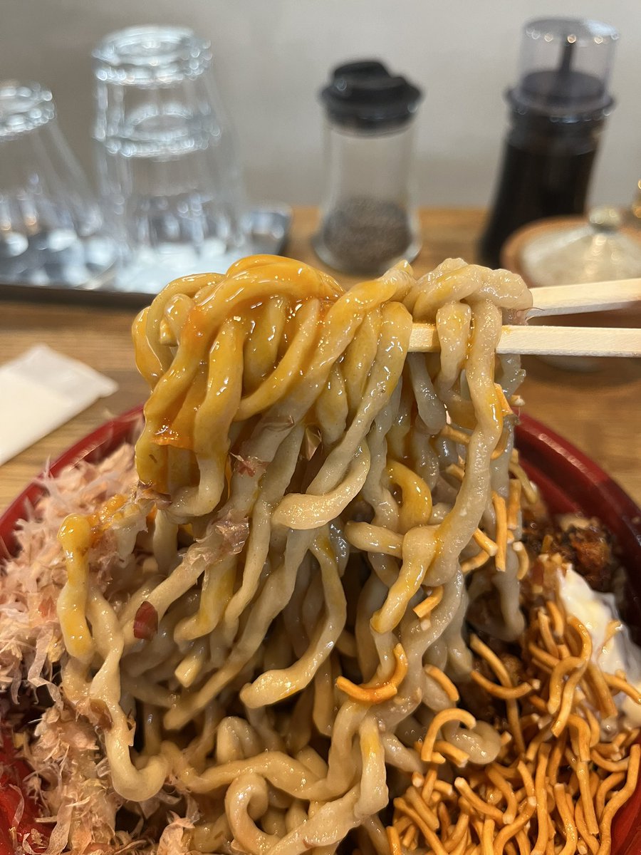 tomesuke051's tweet photo. YOKOKURA STOREHOUSE さんへ訪麺👌

月曜日からまぜそば🍜eat in🌃

久々のヨコクラまぜそば🤤今日のゴワムチ麺はやや硬めの茹で具合だがベストマッチ⤴️カエシの濃さが丁度良く丁寧なまぜそばって感じでピリ辛の具材も良いアクセント🤩アブラもチャーシューも🐴🐴美味い逸杯に感謝😋ごちそうさまでした https://t.co/CIyERv6SVX