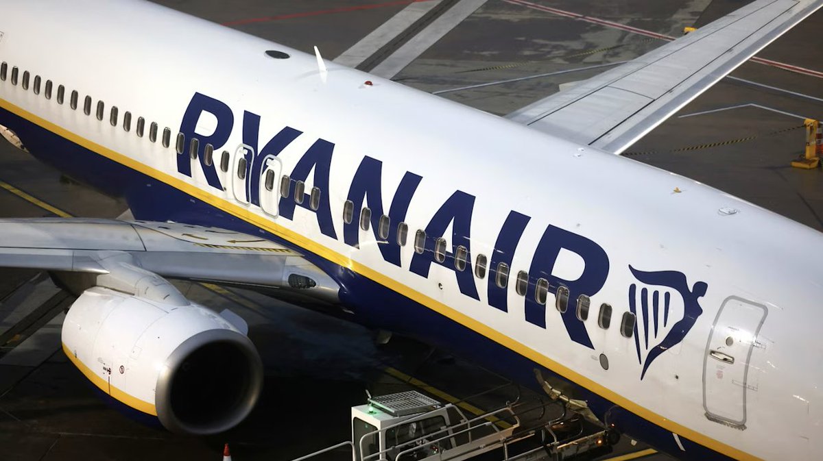 haveigotnews's tweet photo. The man almost sucked out of a Ryanair plane window was ‘only offered to rebook flight’. The airline admits it was an oversight; they meant to charge him extra for changing his seat mid-flight https://t.co/gFZBTiDQ6J