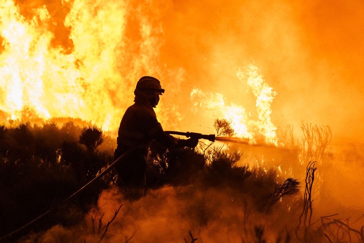 UCEspana's tweet photo. No basta con apagar el fuego. 

Hay que prevenir todo el año. 

Hay que invertir en quienes lo combaten.

Hay que frenar el abandono del medio rural. 

Hay que actuar frente al cambio climático. 

Hacerlo es una decisión política. https://t.co/UoP0Kvgf5y