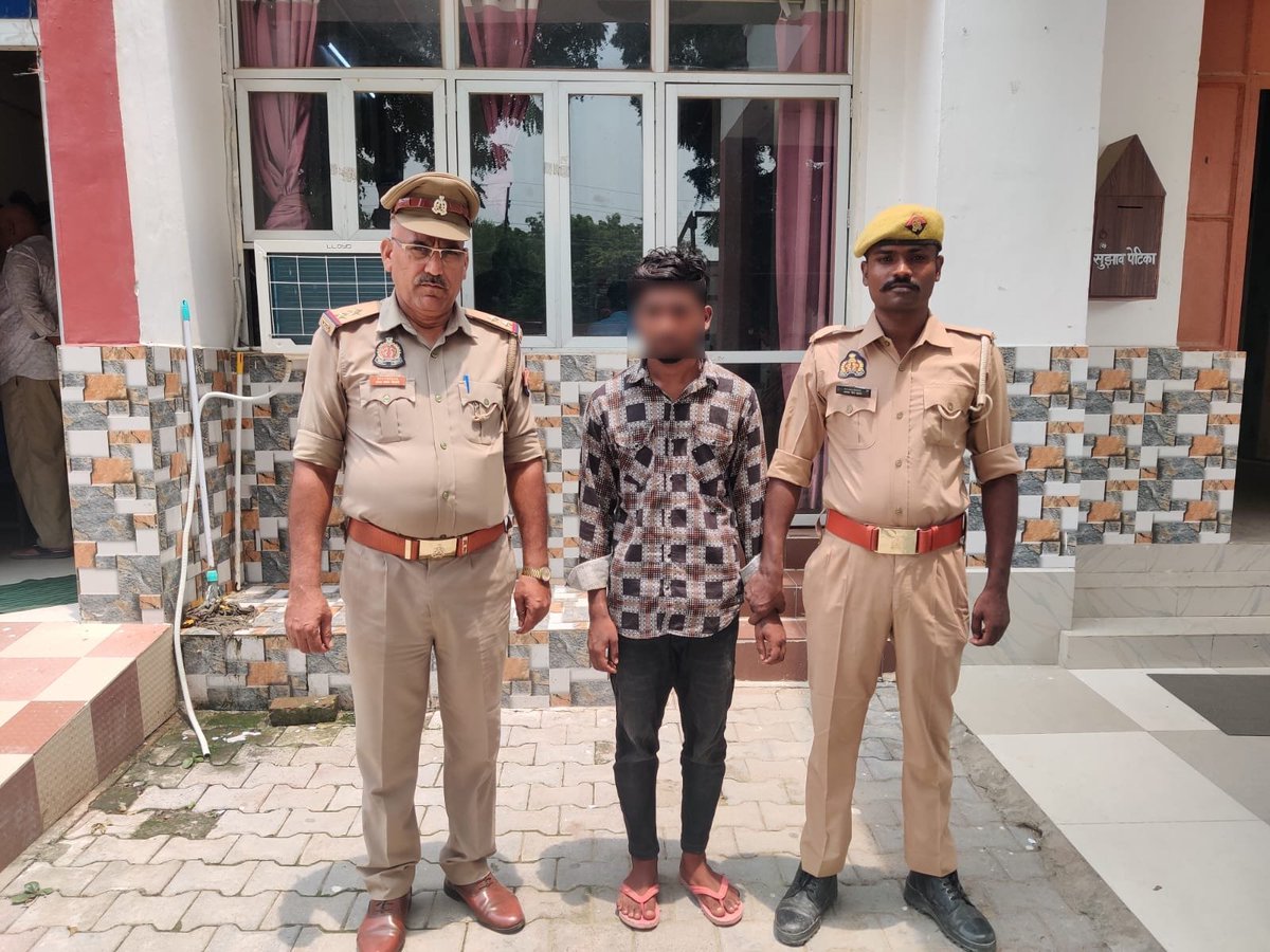 azamgarhpolice's tweet photo. 🚨 थाना कोतवाली पुलिस की त्वरित कार्रवाई 🚨

पॉक्सो एक्ट के मुकदमे में वांछित 01 अभियुक्त को कोतवाली पुलिस ने हाफिजपुर चौराहे के पास से गिरफ्तार किया।

अभियुक्त के विरुद्ध पंजीकृत मुकदमे में नियमानुसार अग्रिम विधिक कार्रवाई की जा रही है।

#AzamgarhPolice #UPPolice #Kotwali #POCSO #Arrest