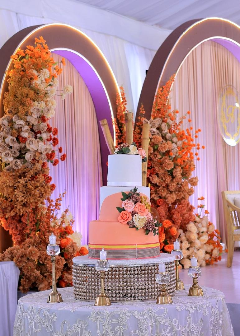 bake_4_me_ltd's tweet photo. Making weddings sweeter, one wedding cake at a time! 🍰❤️❤️

#Bake4Me #cake #weddingcake https://t.co/gtUcaSmr6T